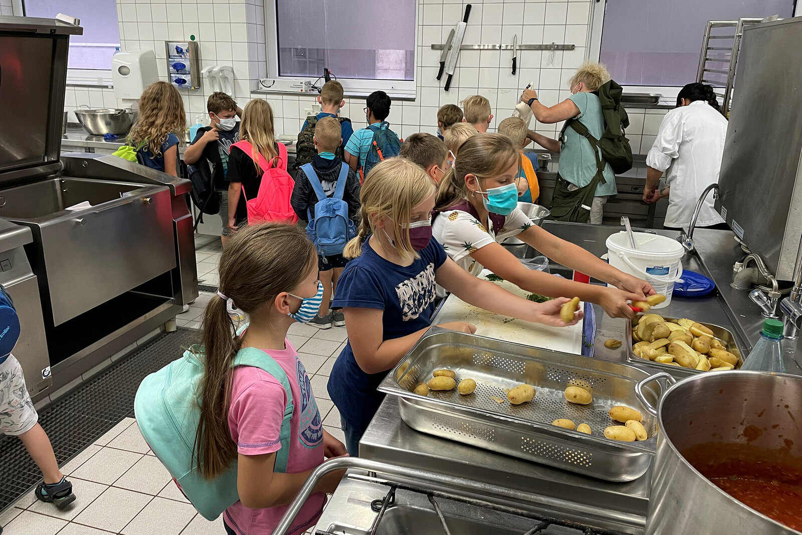 Kinder lernen eine Großküche kennen – von Cucina Catering aus Siegen