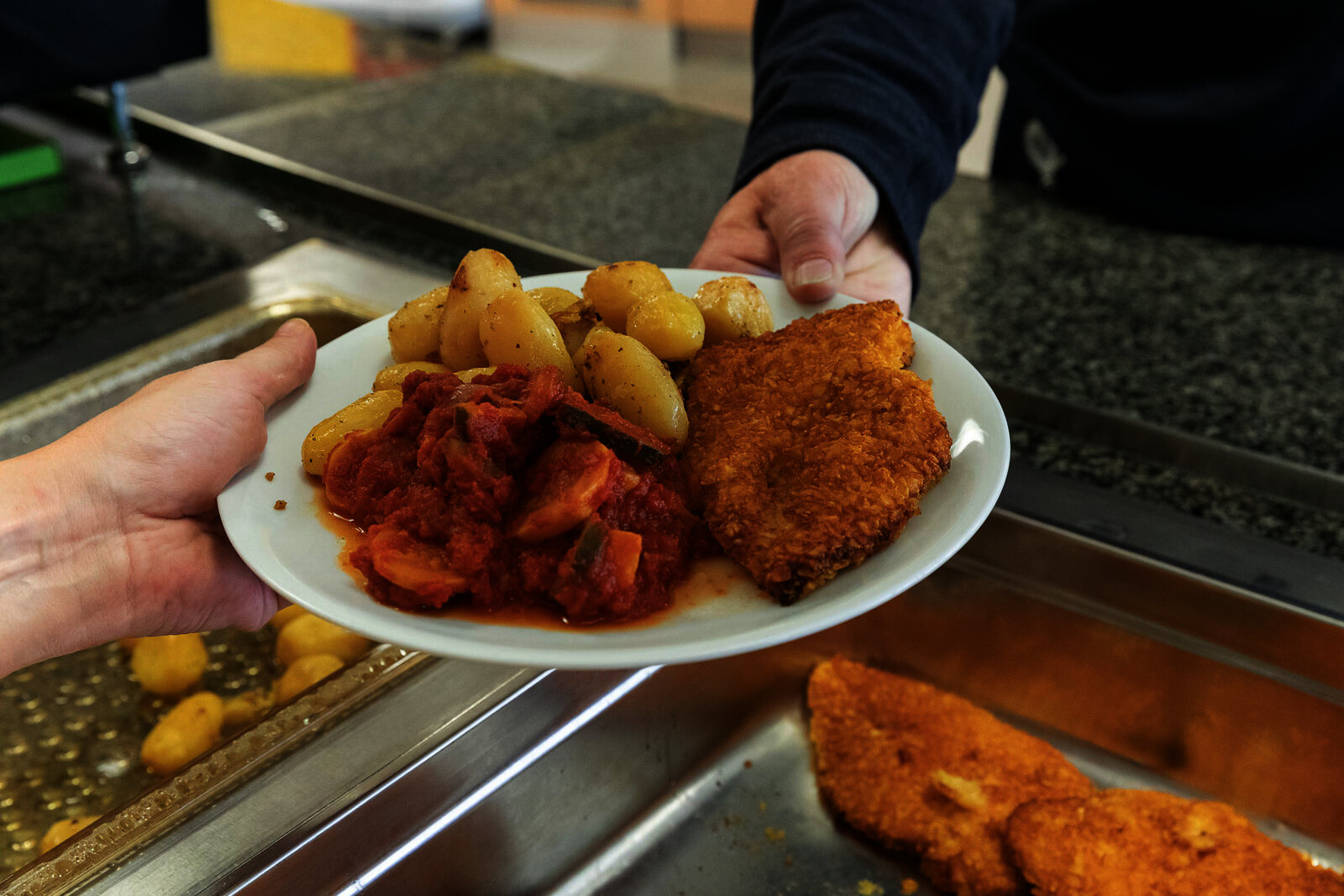 Essensausgabe im Bistro Max – von Cucina Catering aus Siegen