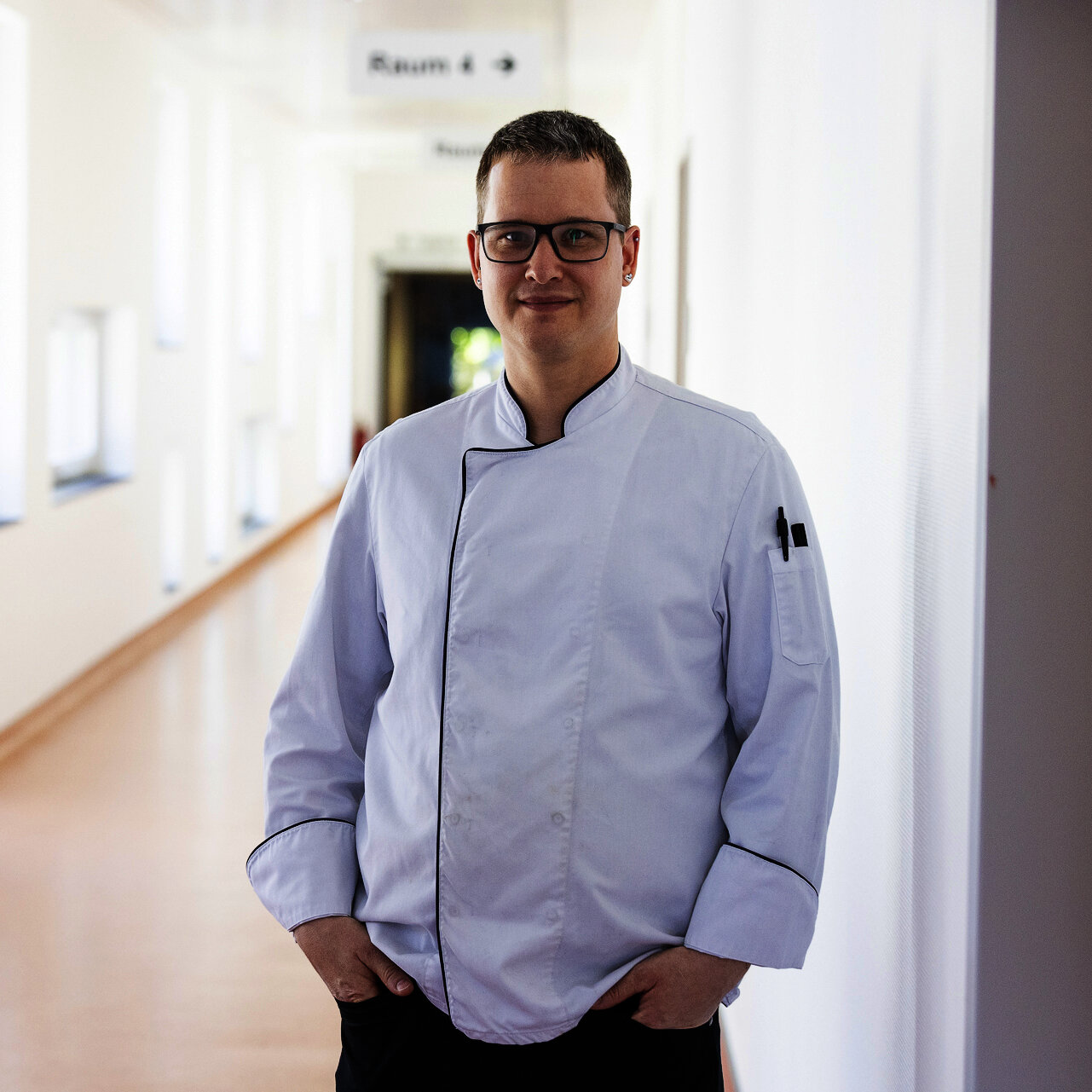 <strong>Küchenleiter</strong><br><br><br />
Unser langjähriger Koch und Küchenchef lässt Ihre Veranstaltung zu einem besonderen Geschmackserlebnis werden. Er zaubert aus Ihren individuellen Wünschen auch gerne Menüs für die Gemeinschaftsverpflegung.
